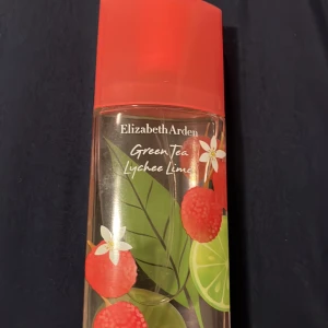 Green Tea Lychee Lime parfym - Fräsch och energigivande parfym från Elizabeth Arden med inslag av grönt te, litchi och lime. Perfekt för dig som vill ha en lätt och uppfriskande doft med sommarkänsla.  100ml