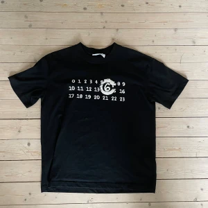 Maison margiela t shirt svart - Säljer nu en fet svart maison margiela t shirt, storlek small i fint skick!!