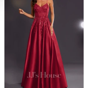 Balklänning  - Säljer min balklänning! Köpt för ca 2500kr från JJ’s House och endast använd på min bal (några timmar). Det är inte exakt den som första bilden men nästan samma. Den har justerbara axelband och är vadderad, därför behövs inte heller någon bh. Ganska så öppen i ryggen och den har även fickor där man exempelvis kan lägga mobilen eller annat utan att de syns! Hör bara av dig vid frågor!