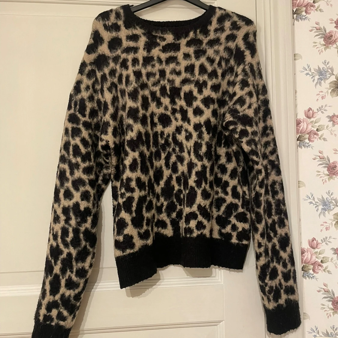 Leopardmönstrad stickad tröja NA-KD