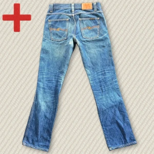 Bootcut Nudie Jeans  - Ett par riktigt snygga och trendiga Bootcut Nudie Jeans! Modellen heter Slim Jim och storleken är 30/34, men passar lite kortare i längden (se mått nedan). Mycket bra skick, men har blivit lagade i grenen. Skriv om du har frågor!  Mått: Midja – 39,5 cm, Innersöm – 82 cm, Yttersöm – 103  cm, Lår – 26 cm, Benöppning – 20 cm.