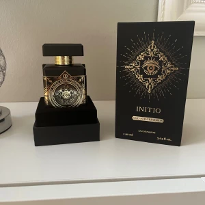 Initio Oud For Greatness EdP 90ml - Exklusiv Eau de Parfum med unik design och mystisk aura. Flaskan rymmer 90 ml och har en lyxig look som sticker ut i samlingen. Perfekt för dig som vill ha något speciellt och annorlunda. (Endast provsprejad)