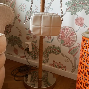 Väska - Beige snygg väska med mönster köpt på Primark och är i väldigt bra skick