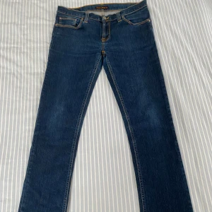 Nudie jeans slimfit - Nudiejeans i storlek w31/L34 men de sitter som L32. De är i slimfit och är nästan helt oanvänd. De är mörkblåa och nästan inga tecken på slitage.