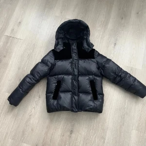 Polo Ralph Lauren Jacka - Ralph Lauren jacka i mocka | Stl XL barn 16 år passar 160 cm men även Xs | Skick 8/10 har små skavanker kan skicka bild men inget synligt | 100% äkta skriv för verifiering på Ralph Laurens hemsida | Skriv för bilder på jackan, eller frågor!😊