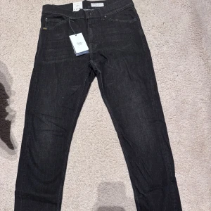 Svarta jeans från Tiger of Sweden W30 L34 - Snygga svarta jeans från Tiger of Sweden. 30/34 HELT oanvända. Pris kan diskuteras vid snabb affär 