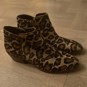 Leopardmönstrade boots med låg klack - Säljer ett par snygga boots med leopardmönster och låg klack. Väldigt bra skick då de är sparsamt använda! 