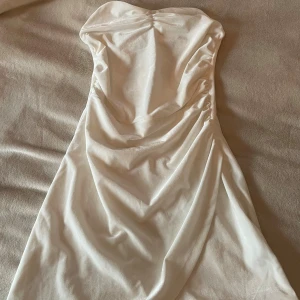 Vit klänning  - Superfin vit klänning från Bik Bok med prislapp på och aldrig använd. Nypris 400 kr🙏man får med band till klänningen ifall att man vill ha med eller utan band. 