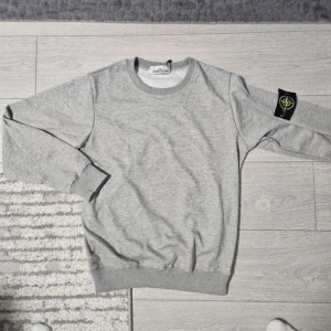 Stone island tröja grå - Grå stone island tröja i storlek S. Sitter fint på kroppen och e redigt stilig och skön. Vid frågor är det bara o skriva👍👌