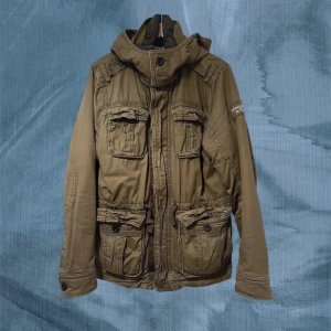 Parkajacka Abercrombie & Fitch, olivgrön - Tvärrr snygg vinterjacka för de som vill prova på nått nytt i vinter ist för dun. Varm och täckande med två lager och flera fickor att förvara saker. Ett riktigt eftertraktad plagg som kommer få många blickar till sig! Skriv vid funderingar :) ha de gött/Gidlöfs
