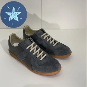 Maison Margiela skor - Maison Margiela sneakers i fint skick. Köpta begagnade och lite använda men har fixat dom till så dom ser nya, kvitto från tidigare ägare finns. Stilrena och svårhittade perfekt för dig som gillar exklusiva detaljer. Pris kan diskuteras vid snabb och smidig affär.