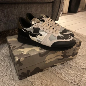 Valentino Rockrunner - Ett par feta rockrunners i storlek 43. Allt följs med som box och Dustbag. Riktigt bra skick. 