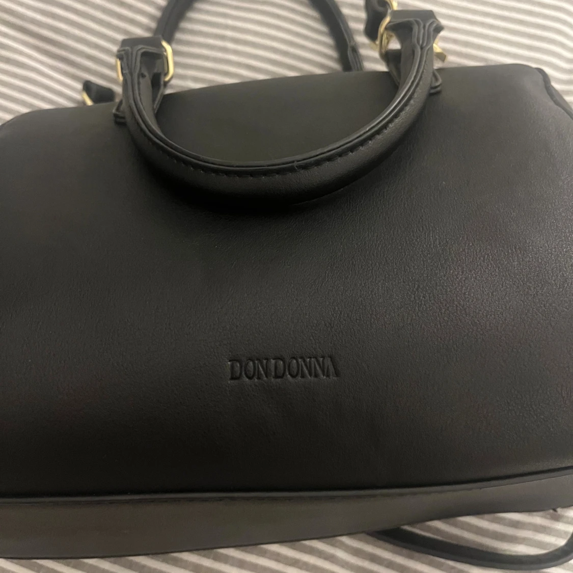 Svart handväska med gulddetaljer - 2