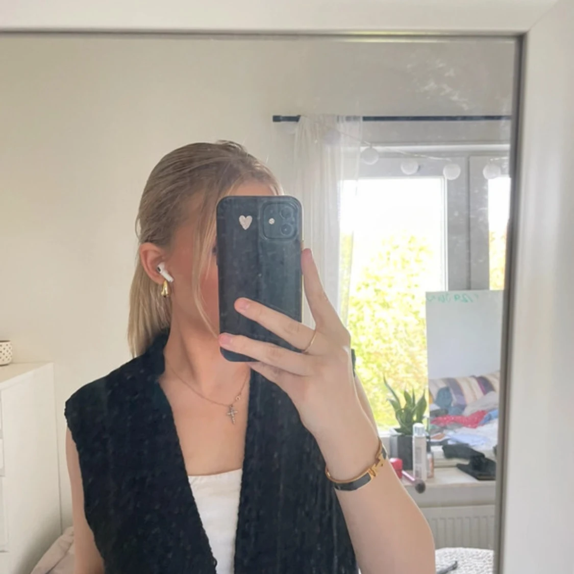 Svart stickad väst med bred krage - 1