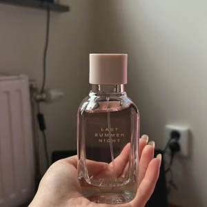 Last Summer Night parfym - Stilren parfym från ZARA med namnet Last Summer Night. Perfekt för dig som vill ha en modern och fräsch känsla. Flaskan är enkel att ta med och passar dig som gillar trendiga dofter.