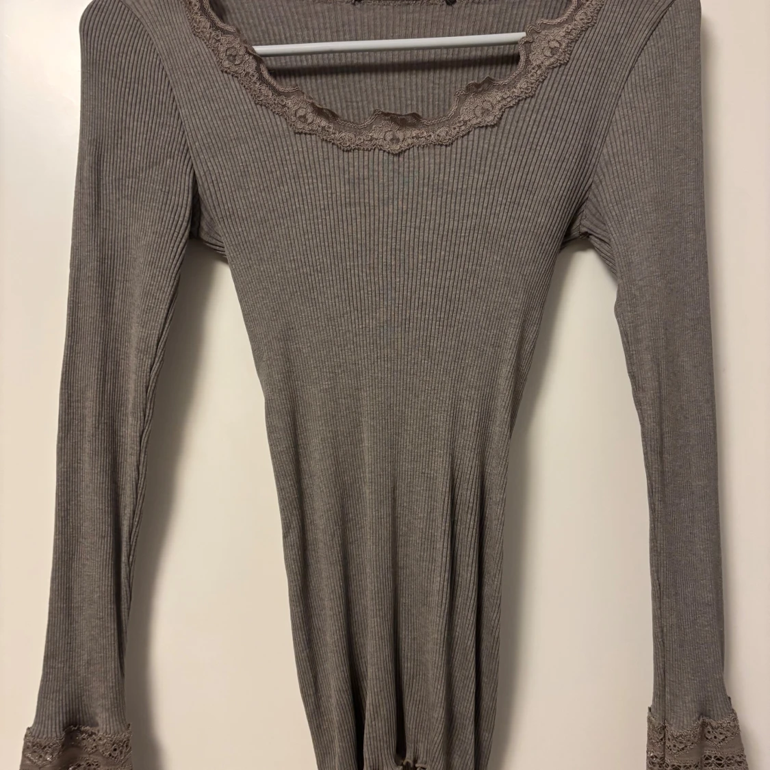 Beige ribbad långärmad topp med spets från Twilfit 