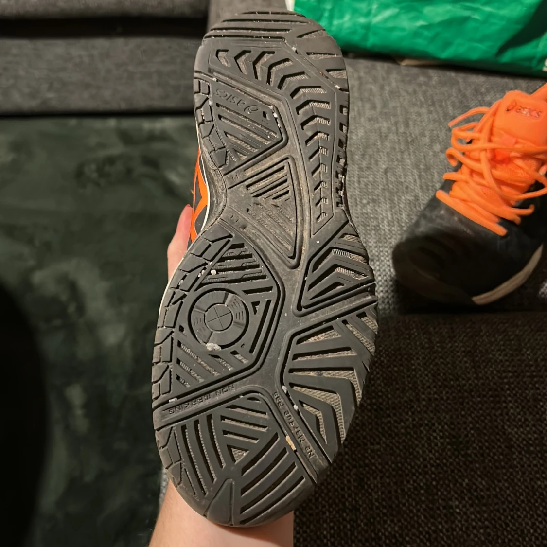 Svarta och orangea Asics sneakers - 1