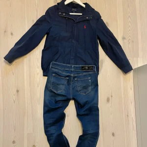 Ralph lauren vindjacka+replay jeans - Sjukaste dealen!🤯🔥säljer en Polo Ralph lauren vindjacka+replay jeans. Vindjackan är storlek S och är köpt för 3800,mitt pris är bara 1499 för vindjackan+replay jeans😮‍💨,de är SJÄLVKLART ÄKTA!  Vindjackan har två hål vid fickorna, men man kan sy igen det ganska lätt! 🧵🪡Replay jeansen är W28 och L30 och har igensydda framfickor men annars inga andra defekter👌👑Skickar inom 1-2 dagar,skriv till mig vid minsta fundering och för mer bilder.🔥 