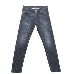 Tiger of Sweden svarta slim jeans - Säljer mina svarta slim jeans från tiger of Sweden. Jeansen är i nytt skick och är otroligt fräscha! Jeansen har några små tecken på användning som är gjorda i fabrik.