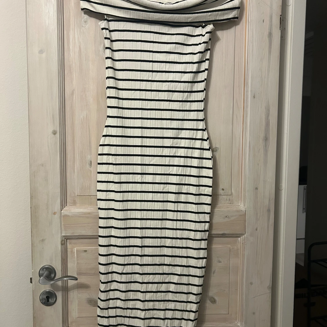 Randig offshoulder långklänning