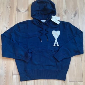 Ami pris hoodie  - Helt ny endast provad, lapparna är tyvär borta , kan ej garantera äkta het. Priset går alltid att diskutera 🙌🏼