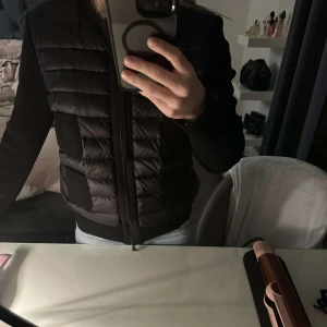 Moncler cardigan  - Intresse koll på min super fina Moncler cardigan,köptes precis innan sommaren. Inga tecken på användning. Köpt direkt från Moncler,kvitto samt certifikat finns.💓💓💓Nypris är 9500