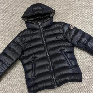 Mörkblå dunjacka från Colmar - Snygg mörkblå dunjacka från Colmar i storlek 42 som motsvarar xs-s. Den är i riktigt bra skick, inga tecken på användning. Köpte för 4500