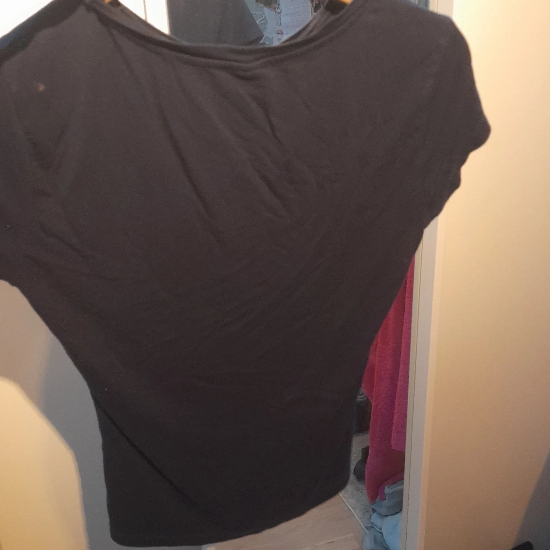 Svart t-shirt från Gina Tricot - 1