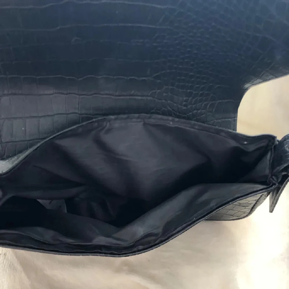 Svart axelväska med krokopräglad yta - 2