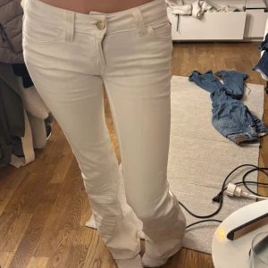 Vita jeans - Snygga lpgmidjade vita jeans från weekday. Bra skick! Storleken är 25/32 midjemått: 34 (den är stretchiga) innerbenslängd: 81 💕 OBS en liten defekt på sista bilden men inget man tänker på