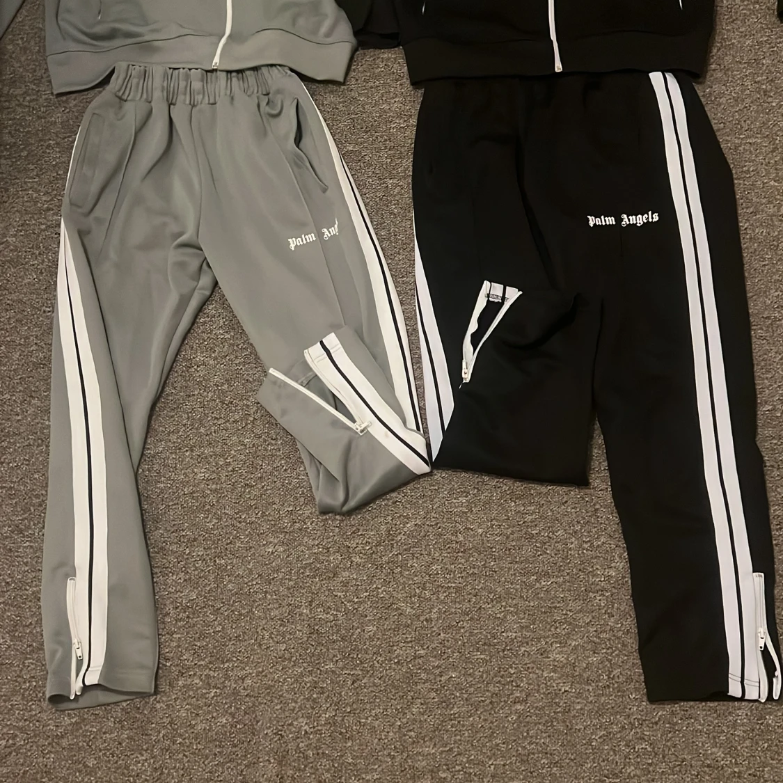 Palm Angels träningsbyxor. Gröna setet i storlek L) och det svarta i storlek M - 1