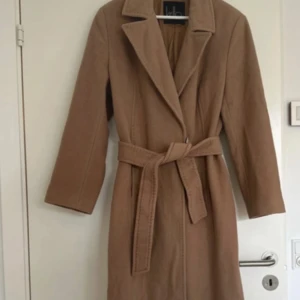 Lång kappa - Super najs kappa i ull och kashmir i kamelfärg! Väldigt lång! 