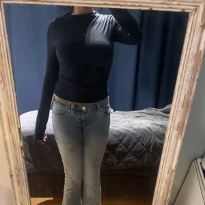 Mörkblå långärmad topp från Missay - Säljer en mörkblå långärmad topp från Missay. Modellen är tight och har en enkel, stilren design med rund hals. Materialet är mjukt och stretchigt, perfekt att styla med jeans eller kjol för en clean look. Tröjan är knappt använd!