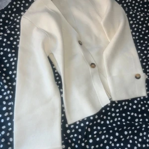 Kofta Gina Tricot - En hel ny kofta från gina tricot utan prislapp. Oanvänd precis som ni ser på bilderna i perfekt skick🫶🏼❤️