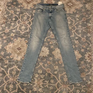 Replay Wallys ljusblå skinny jeans - Ljusblå skinny jeans från Replay, modell Wallys. Klassisk femficksdesign med snygga detaljer på bakfickorna och diskret slitning framtill. Jeansen har normal passform och är tillverkade i mjukt jeanstyg med stretch för extra komfort.