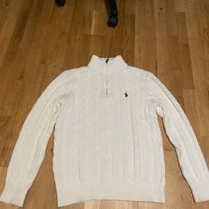 Ralph lauren stickad tröja - Har haft på mig den här tröjan 1-2 gånger så den är typ helt ny. Den är super skön och stilig, skönt och ha på vintern och på sommaren. Storlek: M