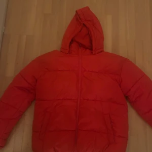 Overzized  jacka  - Riktigt fet röd pufferjacka från Lindex med huva och dragkedja. Säljer för den aldrig kommit till användning 