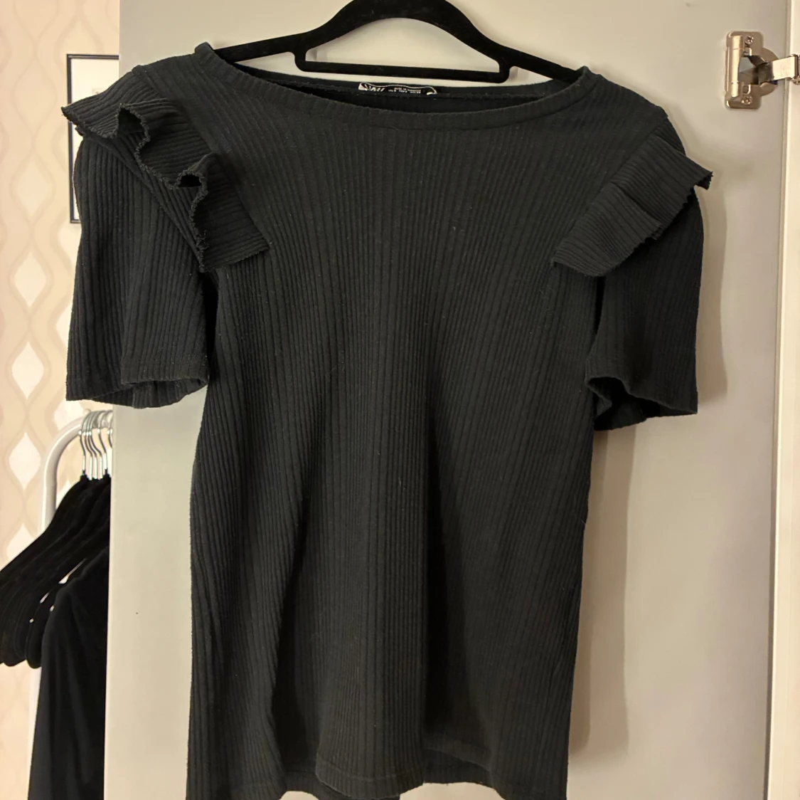 Svart ribbad topp med volang från Zara - 3