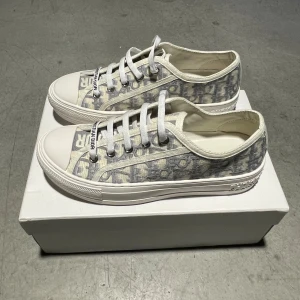 Christian Dior Skor - Christian Dior Walk’N’Dior | Oanvända | Jättefina inget fel på de | Kvitto finns | Box medföljer | Skriv i DM om du har någon fråga💕 