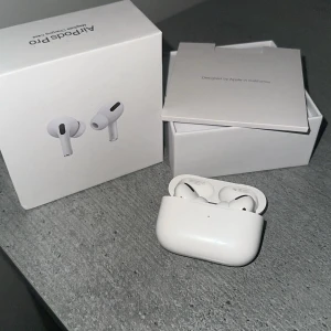 AirPods Pro (Helt nya - äkta) - Det finns många fake AirPods här och hur man märker det e när man kopplar dom det står det är inte Apple produkt, du kan testa dessa själv och se dom är äkta. Helt nya, jag öppnade lådan för att ta bilder 