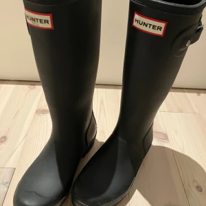 Hunterstövlar storlek 36 innermått 22,5. - Svarta Hunterstövlar storlek 36 innermått 22,5. I mycket bra skick.