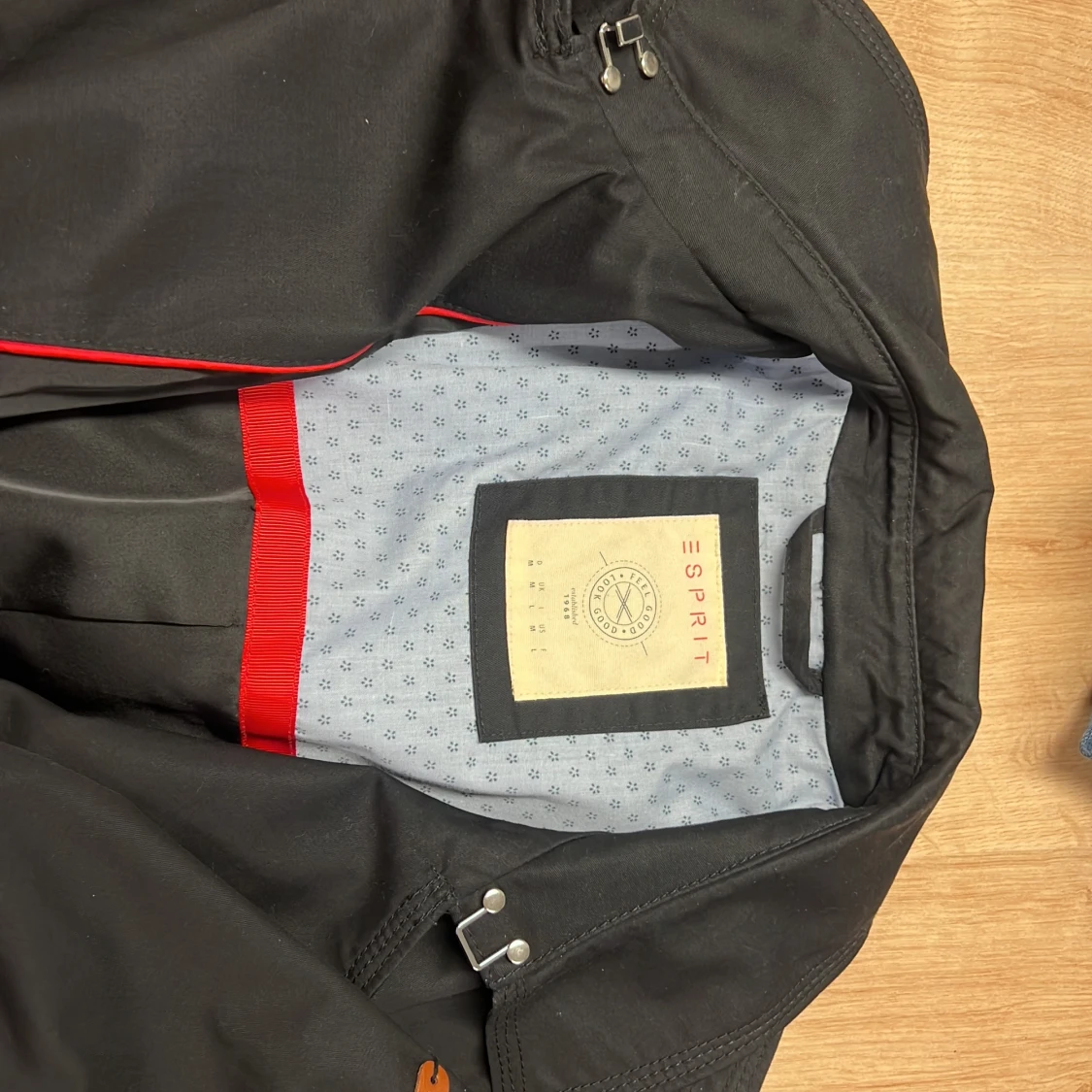 Svart trenchcoat från Esprit med bälte - 3