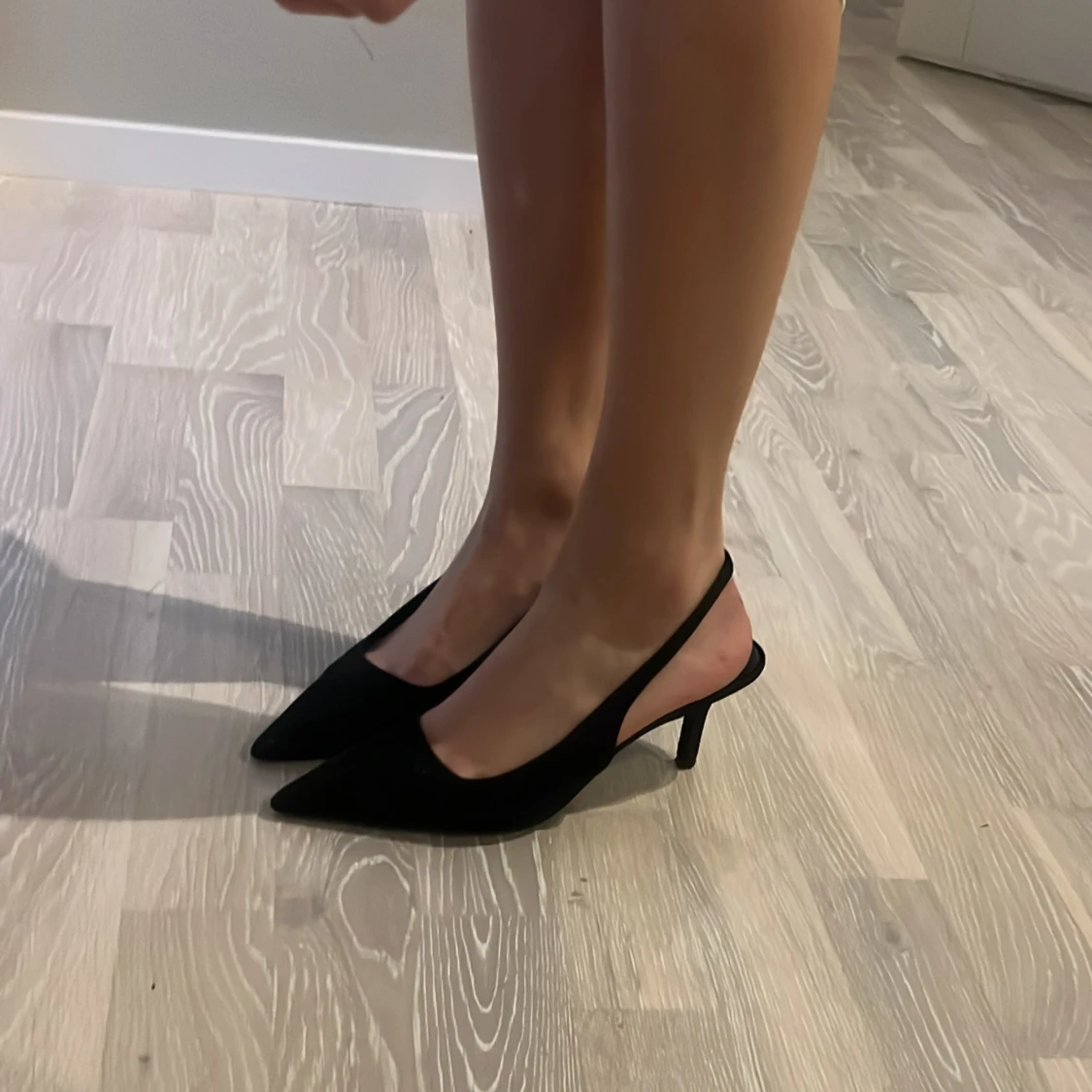 Svarta klackar med spetsig tå