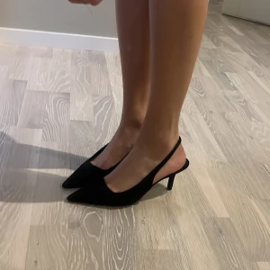 Svarta klackar med spetsig tå - Skiitsnygga sling backs med ganska låg klack. Storlek 38 och sann till storlek. Bra skick!! 