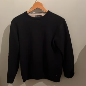 Svart stickad tröja från Lagency - Svart stickad tröja från Lagency i storlek S. Använd 1 gång. Pris kan diskuteras.