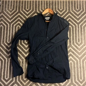 Mörkblå skjorta J.Lindeberg - Slim fit skjorta från J.Lindeberg i mörkblått. Snygg passform. Inga defekter! Tveka inte på att höra av dig!✨