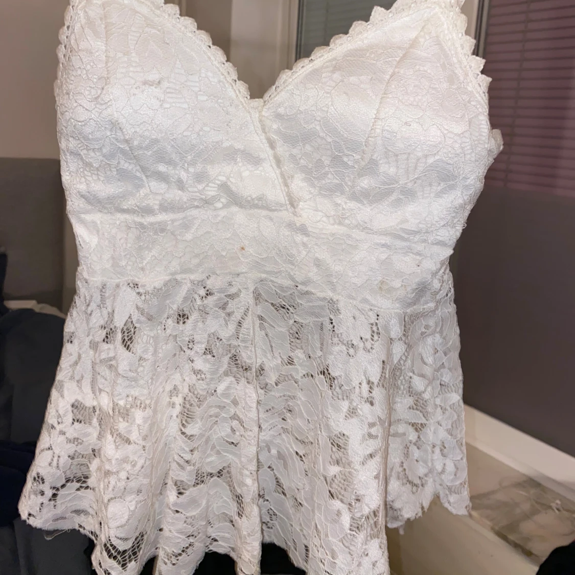 Vit spetsig linnetopp med volang - 1