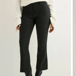 TRENDIGA kostymbyxor - Snygga svarta byxor med croppad längd och bootcut-snitt. De ger en elegant och trendig look. Har bälteshällor och stängs med knapp + dragkedja. Ger fin passform. Perfekta för dig som gillar stilrena och trendiga byxor. Storlek 40 men skulle säga att de är en M/mindre M, slutsåld storlek. Aldrig använda och ligger i plastpåsen dem kom i. Nypris 400kr🩷