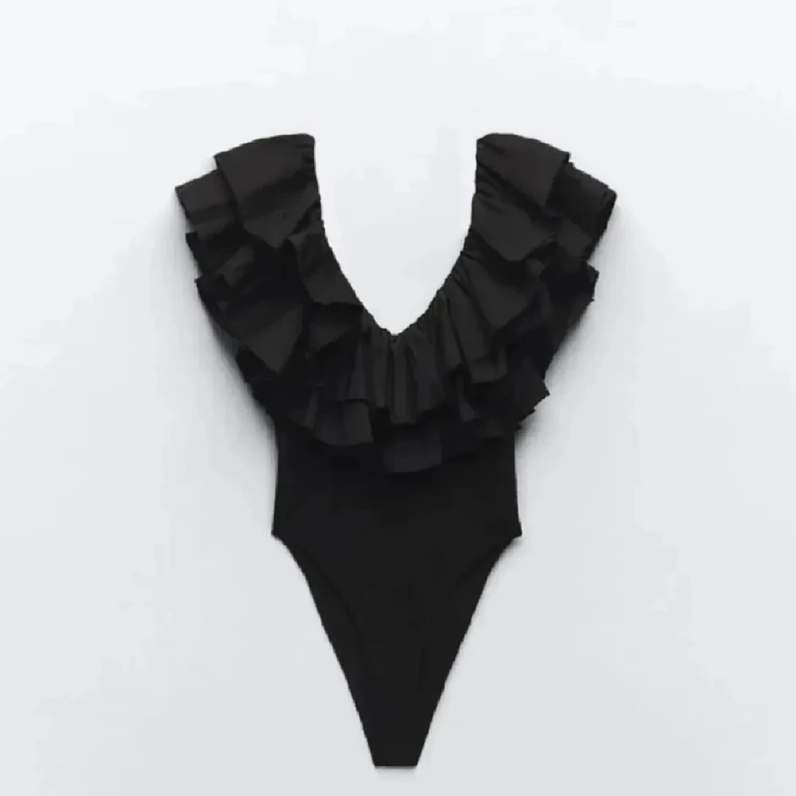 Svart volangbody med djup ringning💖 - 2