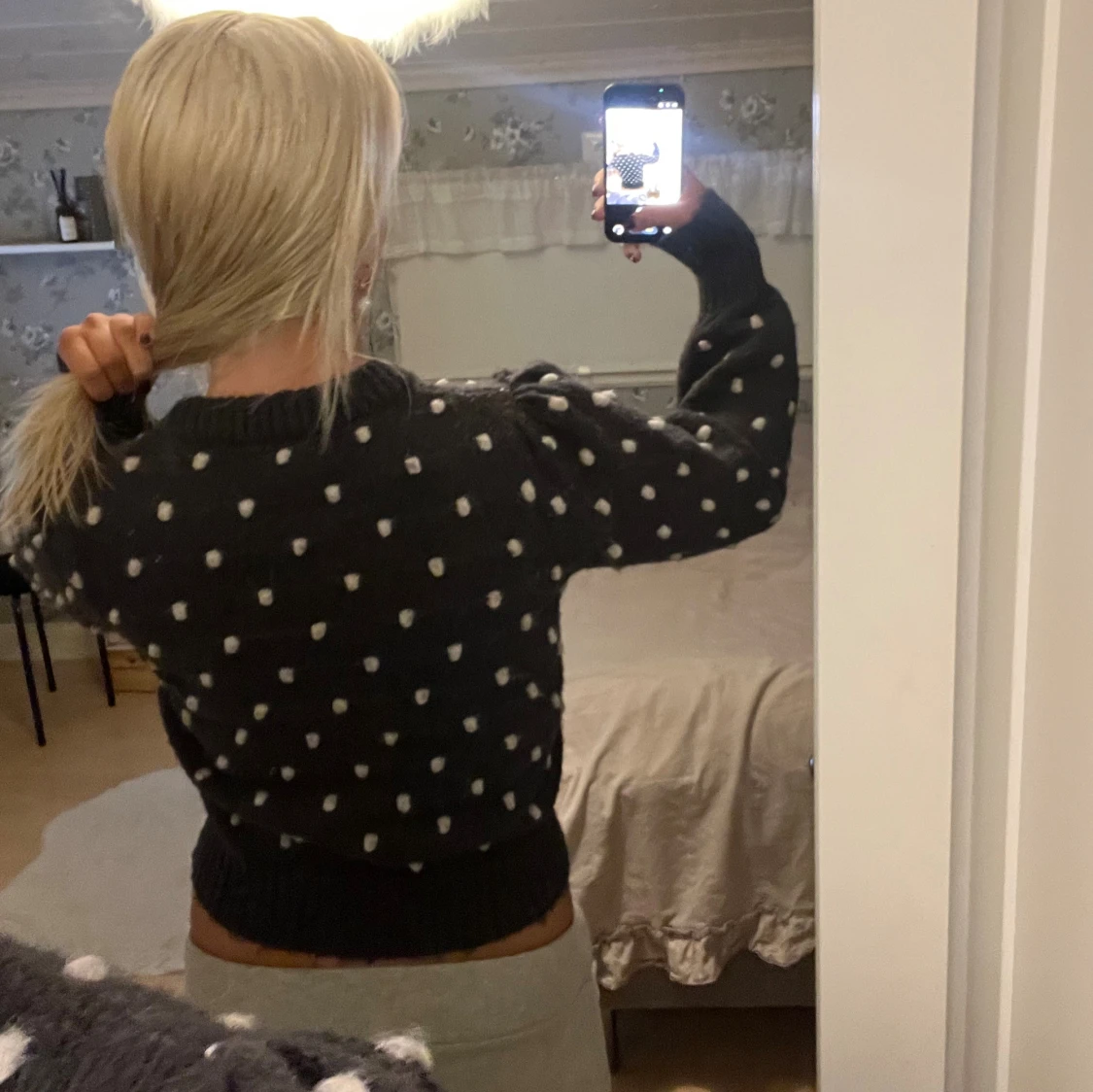 Mörkgrå prickig stickad tröja - 2